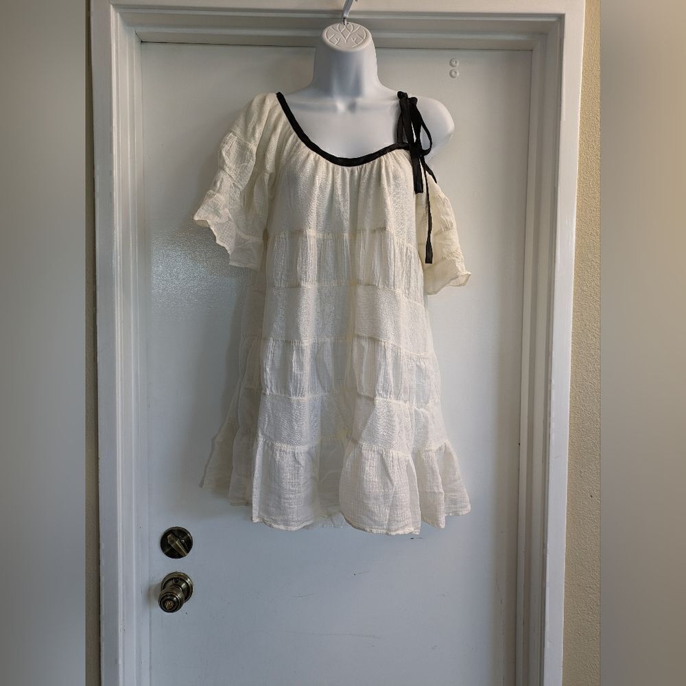 SUPER cute & UNIQUE one shoulder dress by FREE PEOPLE! Zoom in 4 all the details